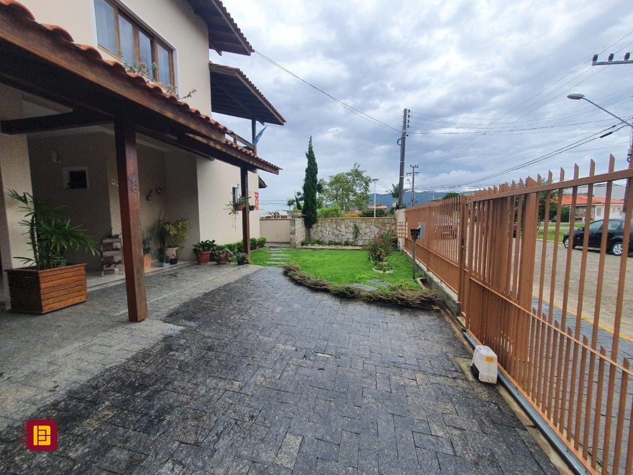 Casa com 370m², 5 quartos (sendo 1 suíte), 2 garagens, no bairro Carianos em Florianópolis