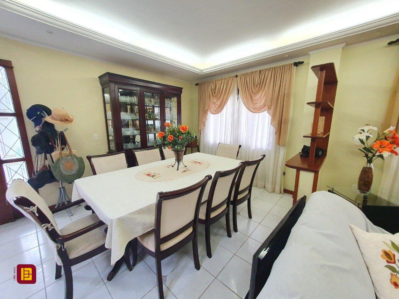 Casa com 370m², 5 quartos (sendo 1 suíte), 2 garagens, no bairro Carianos em Florianópolis