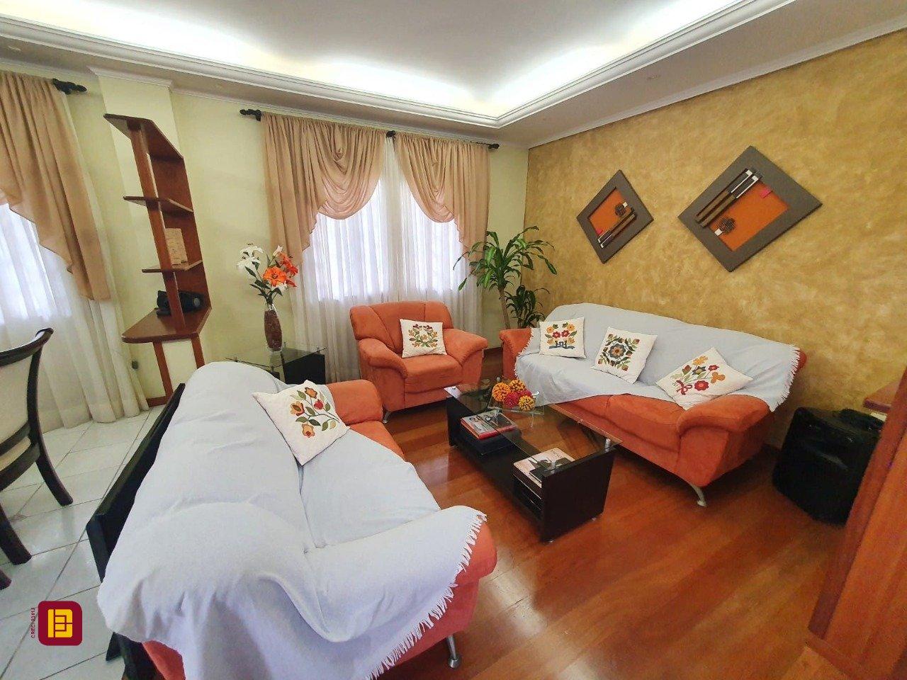 Casa com 370m², 5 quartos (sendo 1 suíte), 2 garagens, no bairro Carianos em Florianópolis