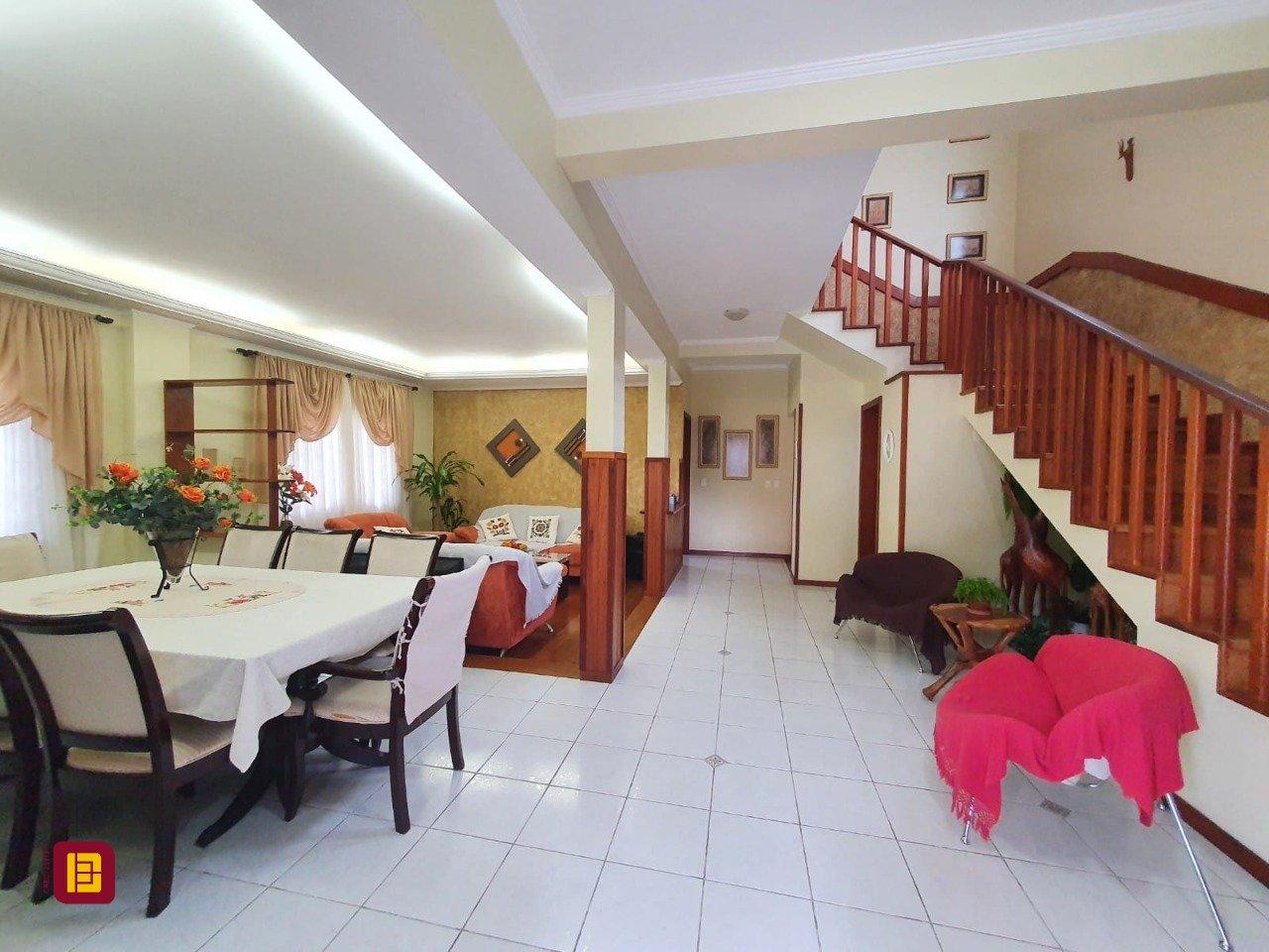 Casa com 370m², 5 quartos (sendo 1 suíte), 2 garagens, no bairro Carianos em Florianópolis
