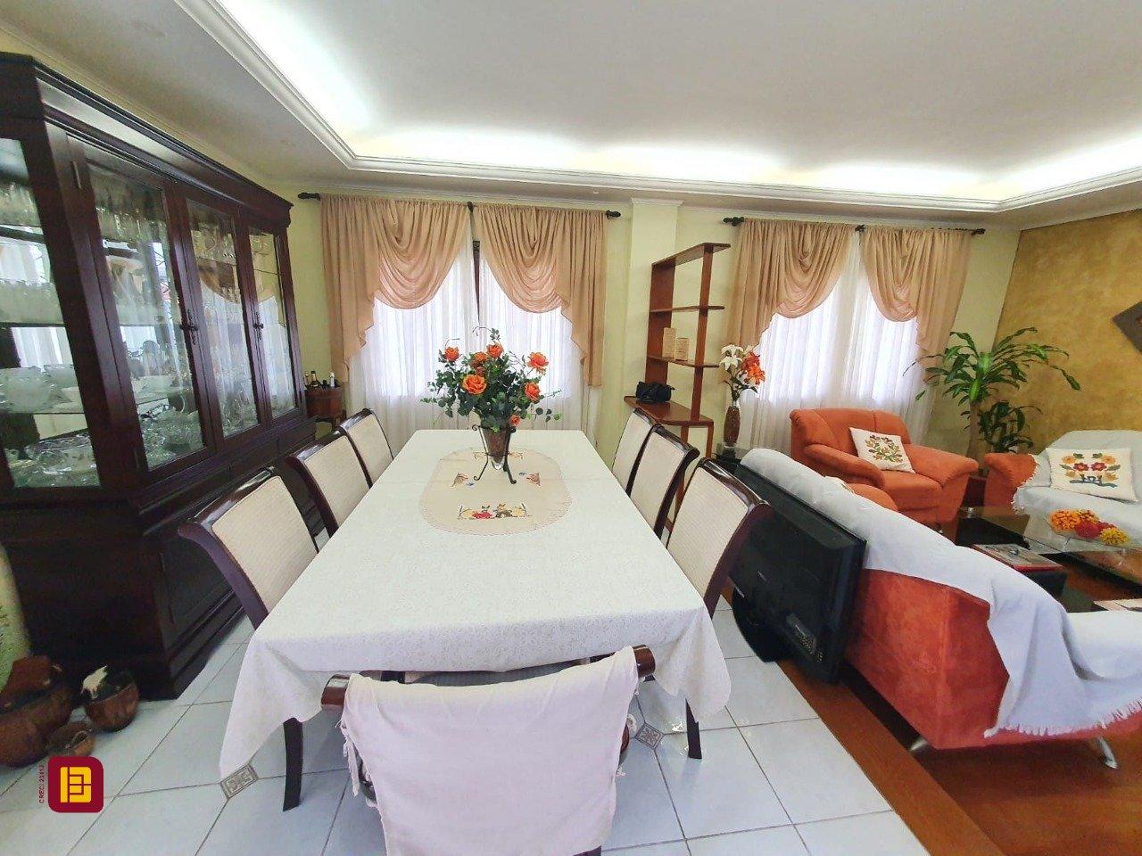 Casa com 370m², 5 quartos (sendo 1 suíte), 2 garagens, no bairro Carianos em Florianópolis