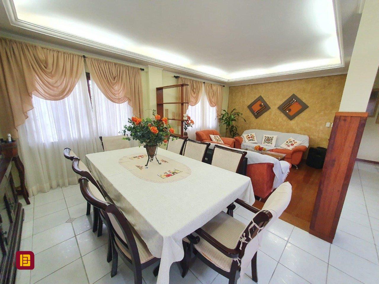 Casa com 370m², 5 quartos (sendo 1 suíte), 2 garagens, no bairro Carianos em Florianópolis