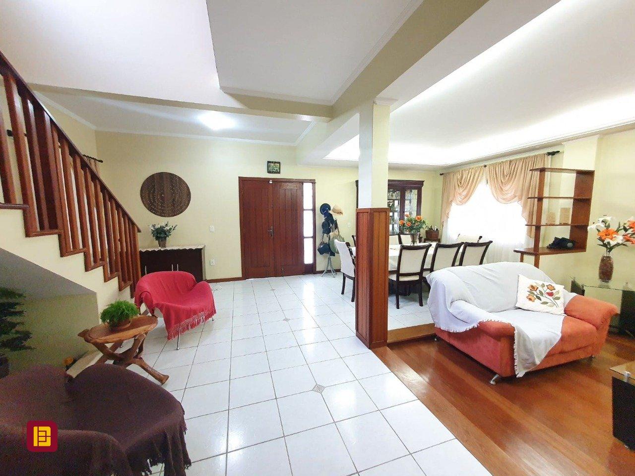 Casa com 370m², 5 quartos (sendo 1 suíte), 2 garagens, no bairro Carianos em Florianópolis