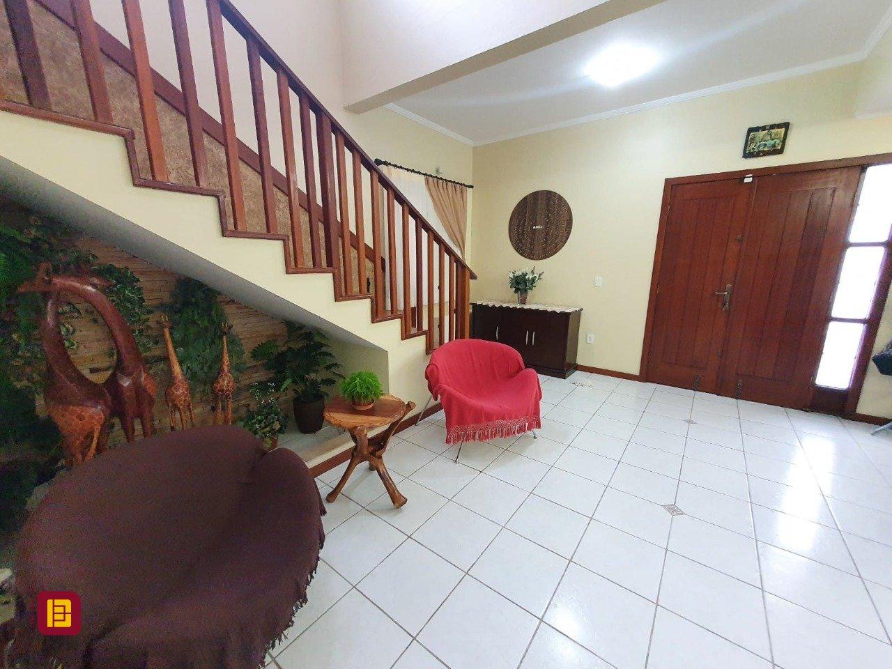 Casa com 370m², 5 quartos (sendo 1 suíte), 2 garagens, no bairro Carianos em Florianópolis
