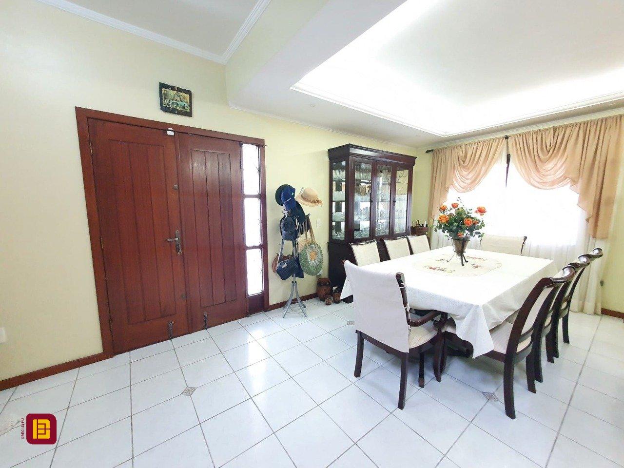 Casa com 370m², 5 quartos (sendo 1 suíte), 2 garagens, no bairro Carianos em Florianópolis