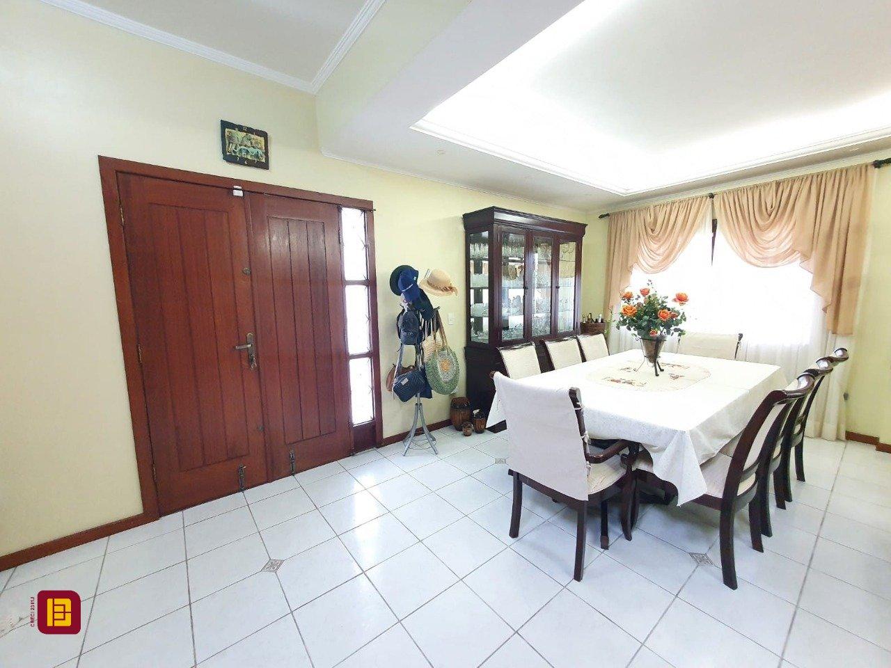 Casa com 370m², 5 quartos (sendo 1 suíte), 2 garagens, no bairro Carianos em Florianópolis