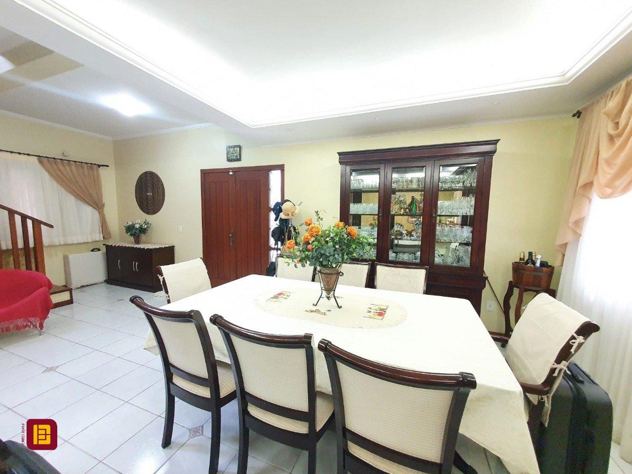 Casa com 370m², 5 quartos (sendo 1 suíte), 2 garagens, no bairro Carianos em Florianópolis