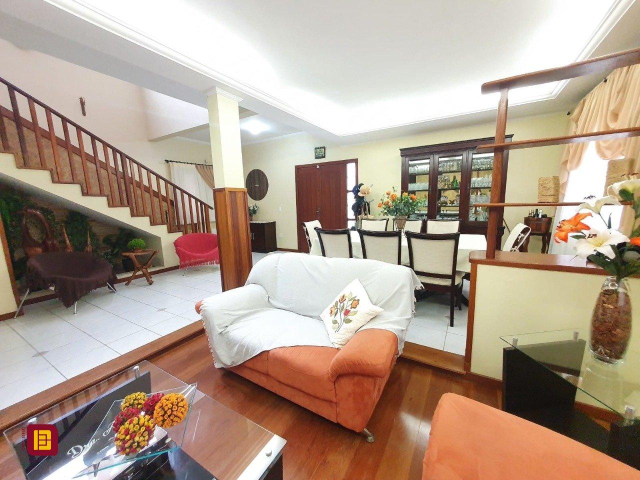 Casa com 370m², 5 quartos (sendo 1 suíte), 2 garagens, no bairro Carianos em Florianópolis