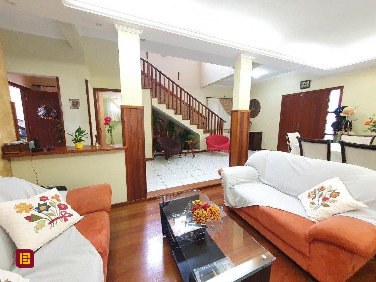 Casa com 370m², 5 quartos (sendo 1 suíte), 2 garagens, no bairro Carianos em Florianópolis