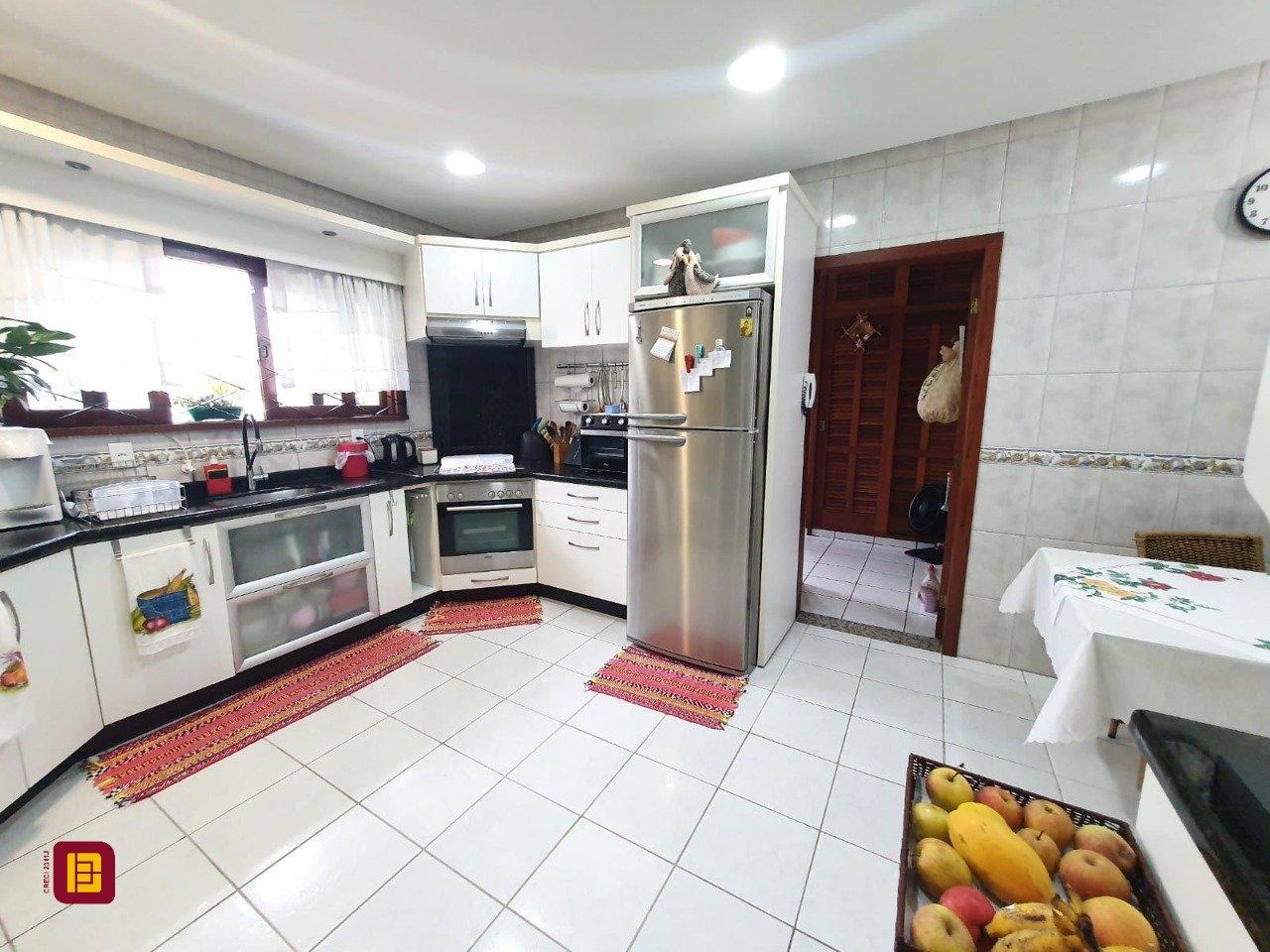 Casa com 370m², 5 quartos (sendo 1 suíte), 2 garagens, no bairro Carianos em Florianópolis