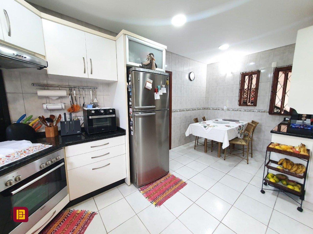 Casa com 370m², 5 quartos (sendo 1 suíte), 2 garagens, no bairro Carianos em Florianópolis
