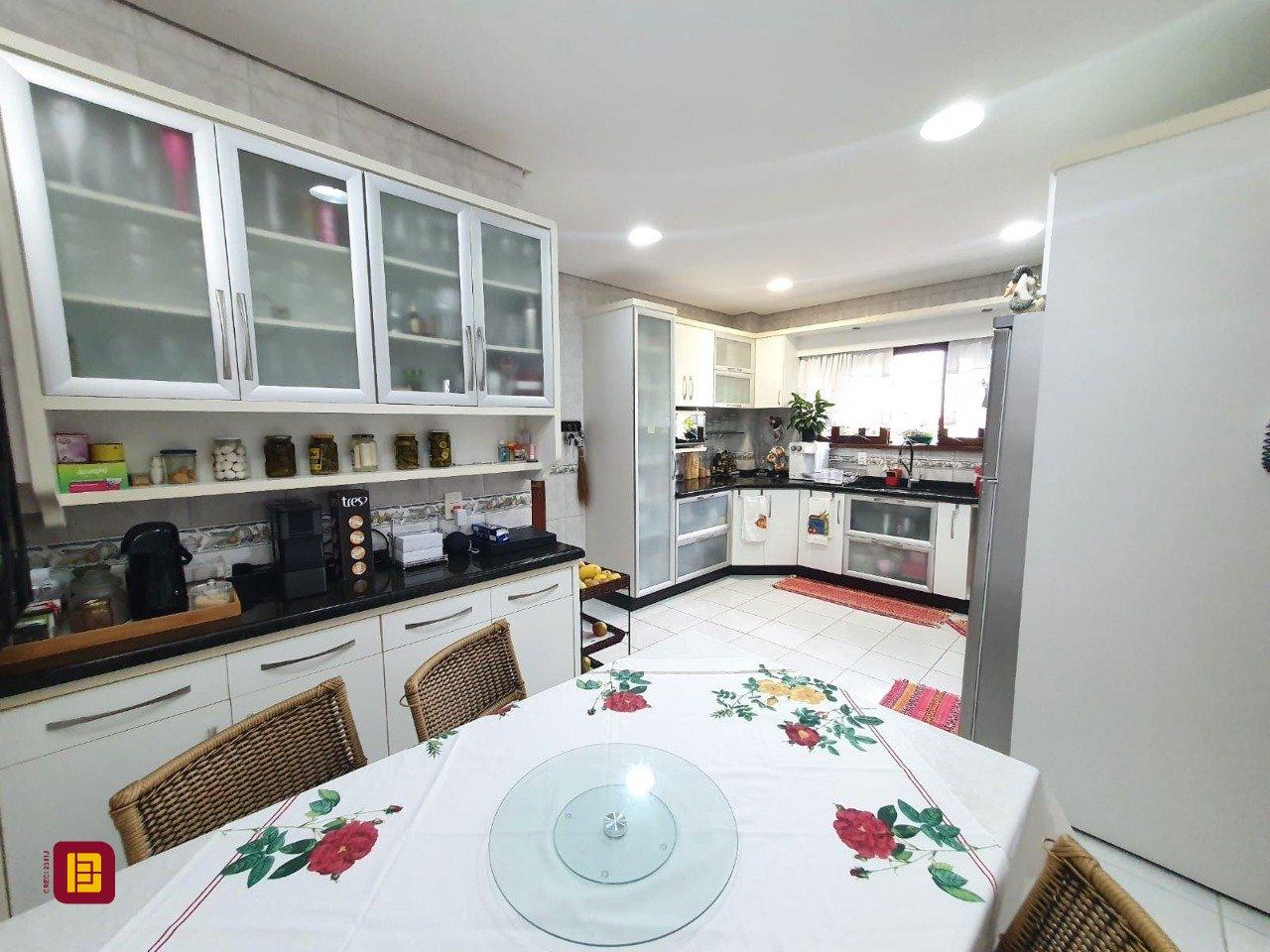 Casa com 370m², 5 quartos (sendo 1 suíte), 2 garagens, no bairro Carianos em Florianópolis