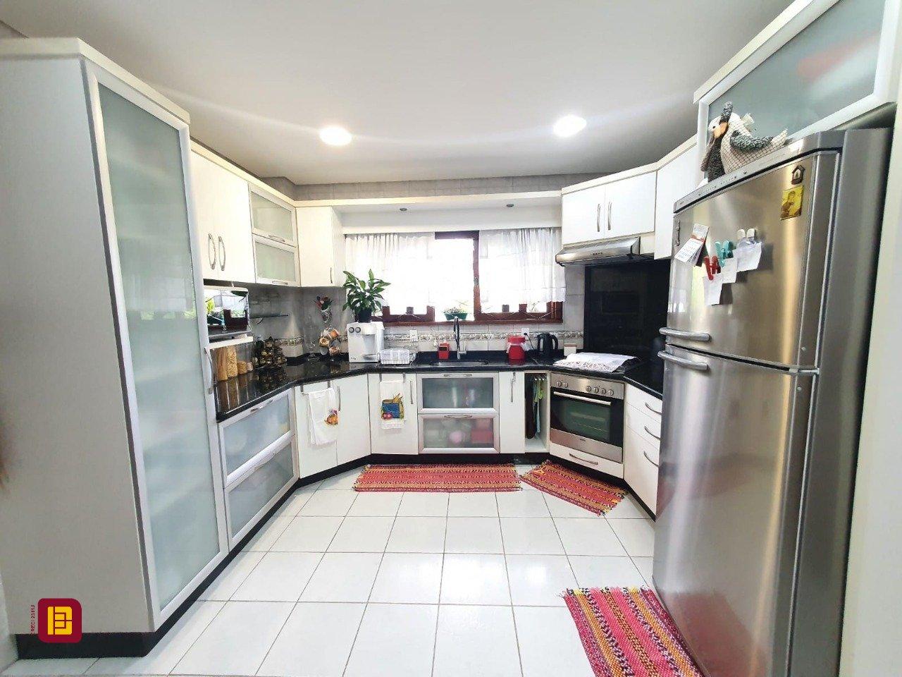 Casa com 370m², 5 quartos (sendo 1 suíte), 2 garagens, no bairro Carianos em Florianópolis