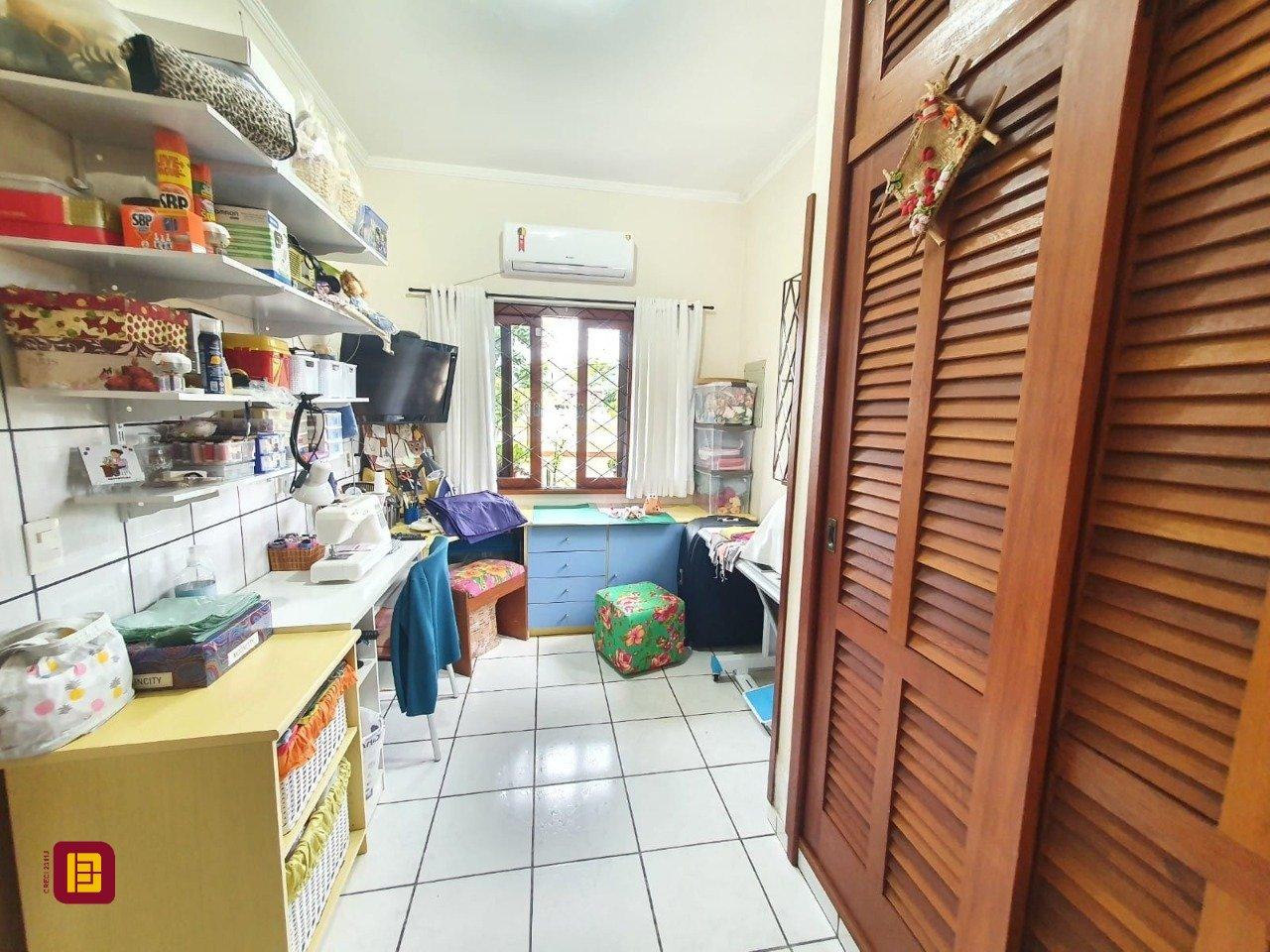Casa com 370m², 5 quartos (sendo 1 suíte), 2 garagens, no bairro Carianos em Florianópolis