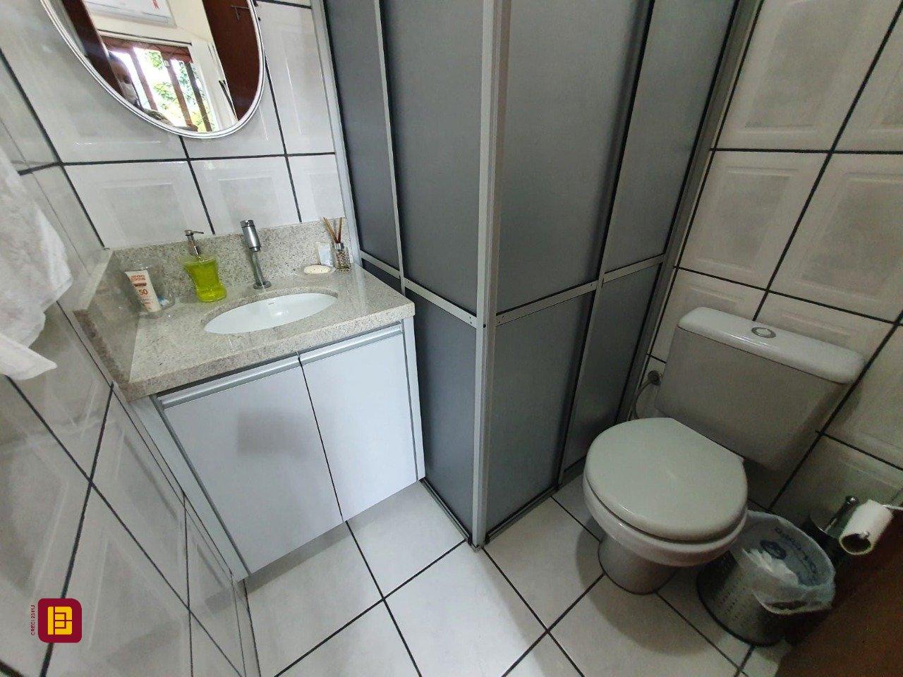 Casa com 370m², 5 quartos (sendo 1 suíte), 2 garagens, no bairro Carianos em Florianópolis