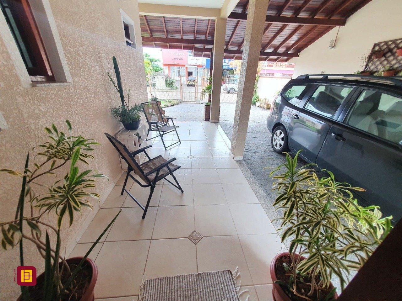 Casa com 370m², 5 quartos (sendo 1 suíte), 2 garagens, no bairro Carianos em Florianópolis