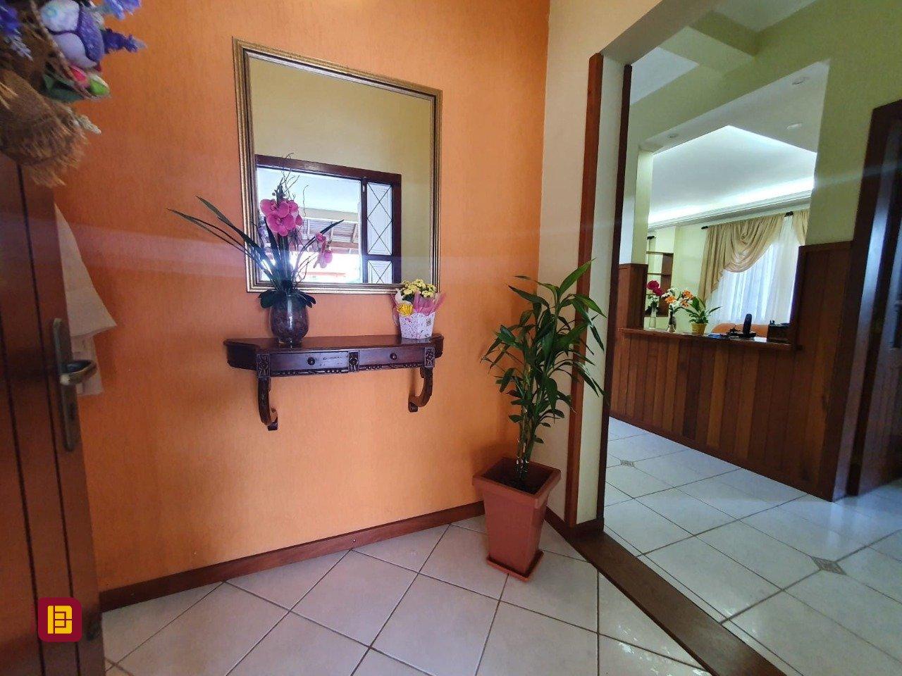 Casa com 370m², 5 quartos (sendo 1 suíte), 2 garagens, no bairro Carianos em Florianópolis