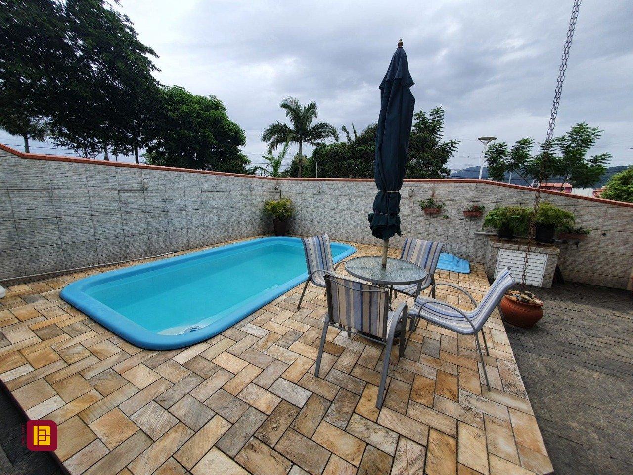 Casa com 370m², 5 quartos (sendo 1 suíte), 2 garagens, no bairro Carianos em Florianópolis