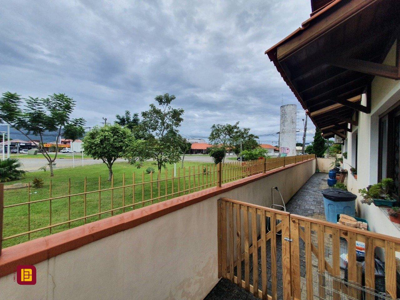 Casa com 370m², 5 quartos (sendo 1 suíte), 2 garagens, no bairro Carianos em Florianópolis