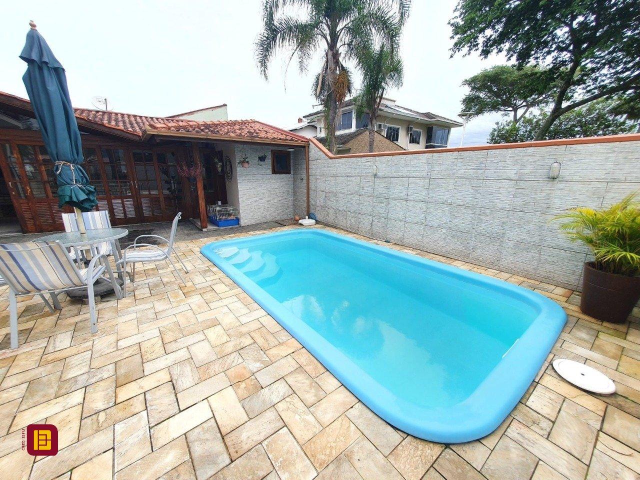 Casa com 370m², 5 quartos (sendo 1 suíte), 2 garagens, no bairro Carianos em Florianópolis