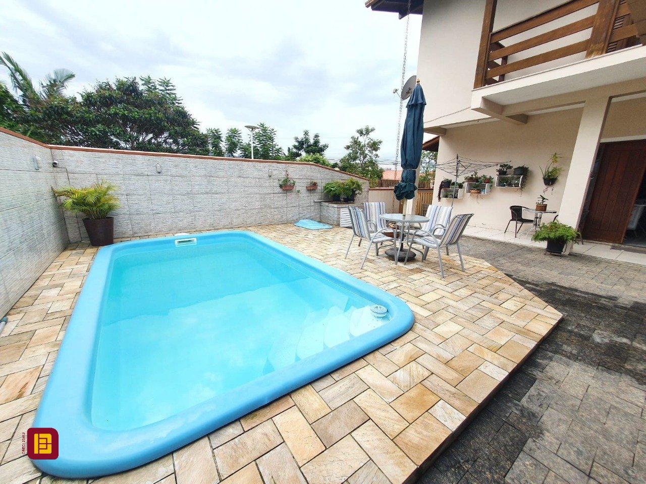 Casa com 370m², 5 quartos (sendo 1 suíte), 2 garagens, no bairro Carianos em Florianópolis