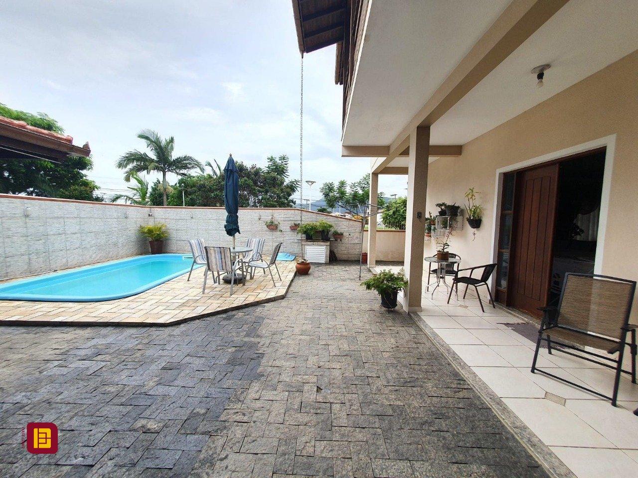 Casa com 370m², 5 quartos (sendo 1 suíte), 2 garagens, no bairro Carianos em Florianópolis