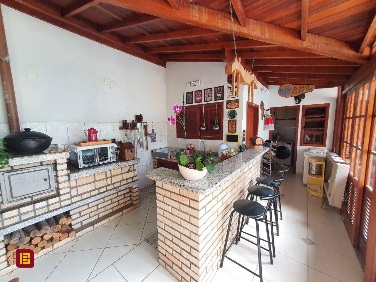 Casa com 370m², 5 quartos (sendo 1 suíte), 2 garagens, no bairro Carianos em Florianópolis