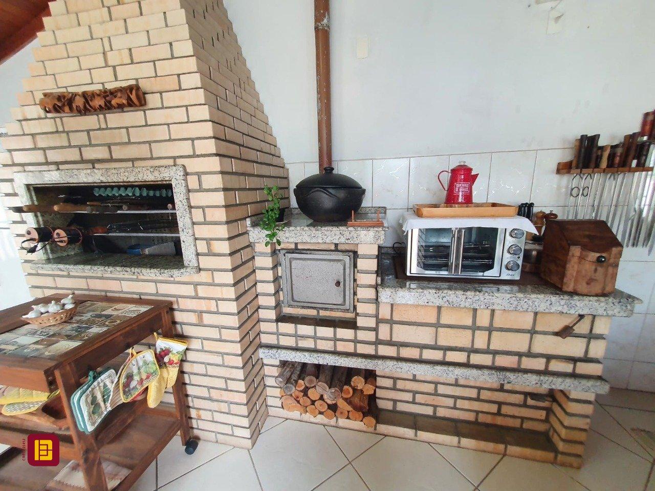 Casa com 370m², 5 quartos (sendo 1 suíte), 2 garagens, no bairro Carianos em Florianópolis