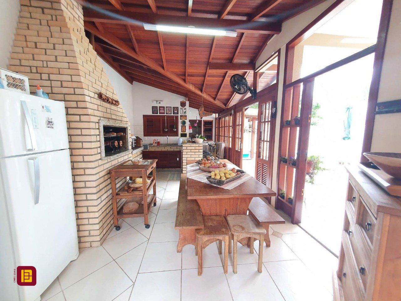 Casa com 370m², 5 quartos (sendo 1 suíte), 2 garagens, no bairro Carianos em Florianópolis