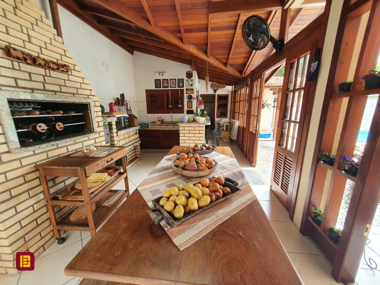 Casa com 370m², 5 quartos (sendo 1 suíte), 2 garagens, no bairro Carianos em Florianópolis