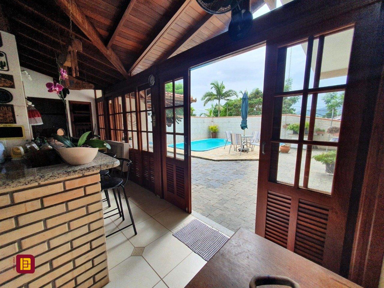 Casa com 370m², 5 quartos (sendo 1 suíte), 2 garagens, no bairro Carianos em Florianópolis