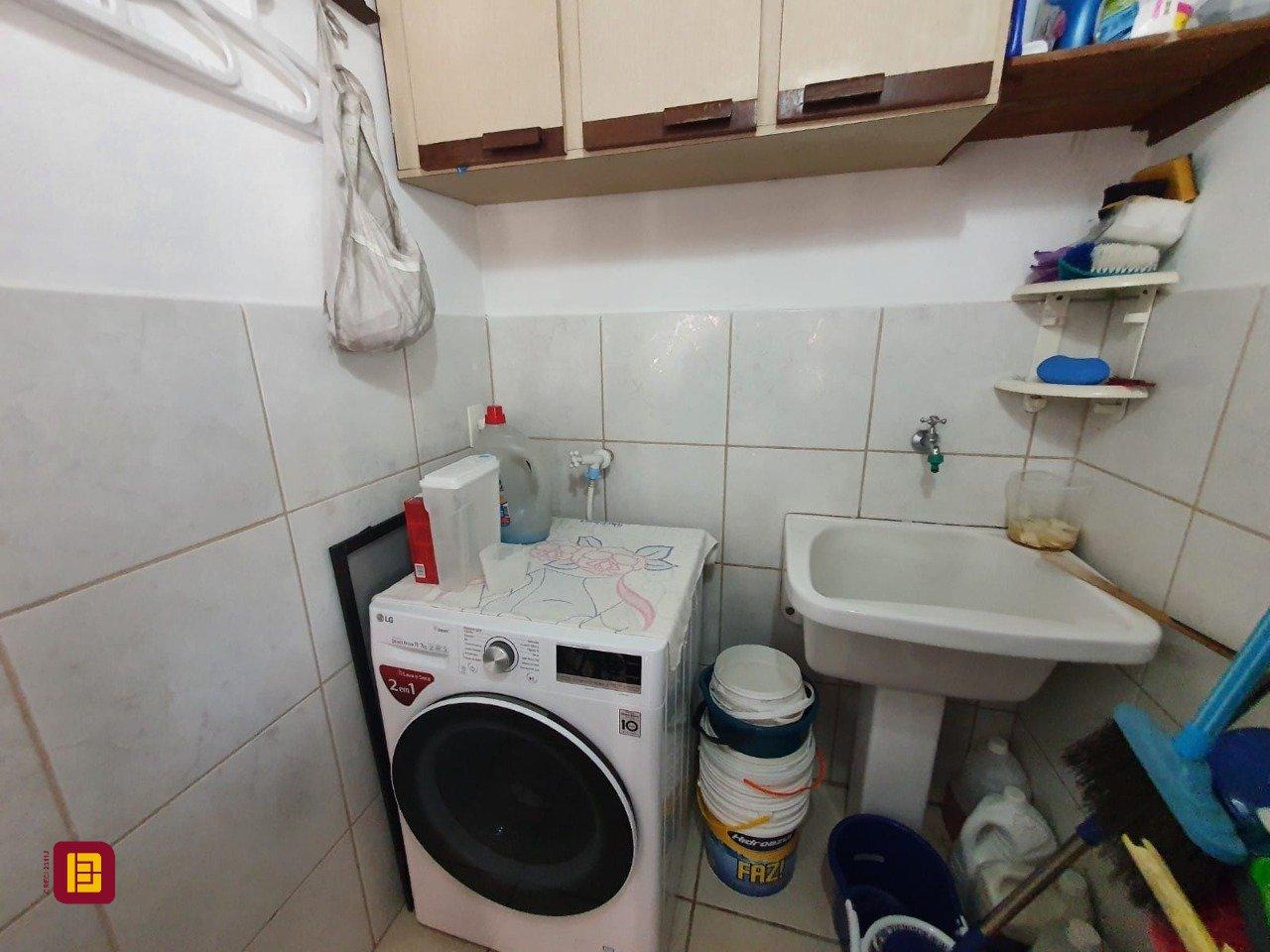Casa com 370m², 5 quartos (sendo 1 suíte), 2 garagens, no bairro Carianos em Florianópolis