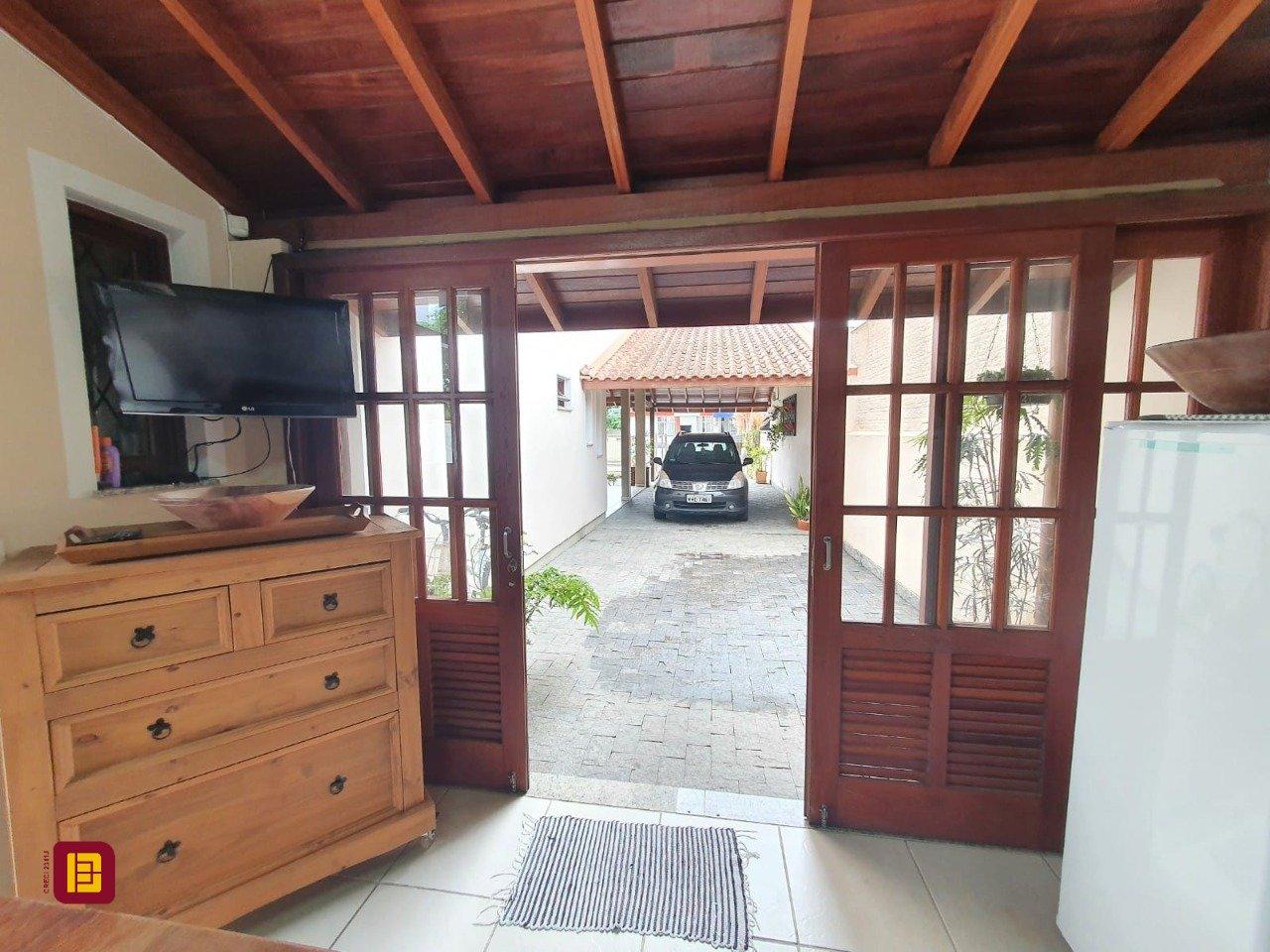Casa com 370m², 5 quartos (sendo 1 suíte), 2 garagens, no bairro Carianos em Florianópolis