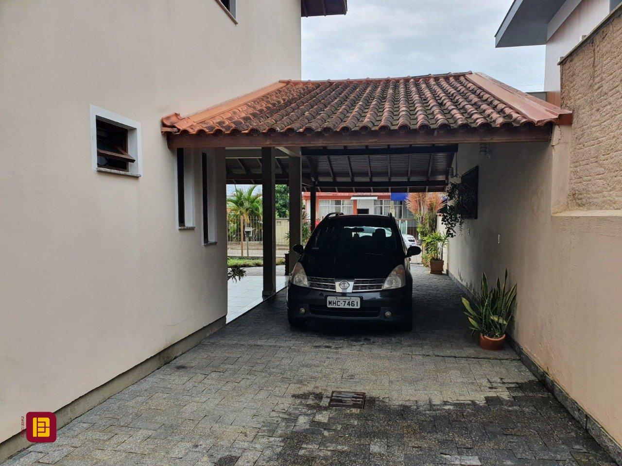 Casa com 370m², 5 quartos (sendo 1 suíte), 2 garagens, no bairro Carianos em Florianópolis