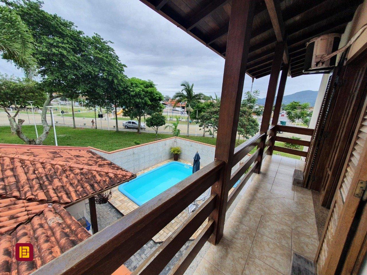 Casa com 370m², 5 quartos (sendo 1 suíte), 2 garagens, no bairro Carianos em Florianópolis