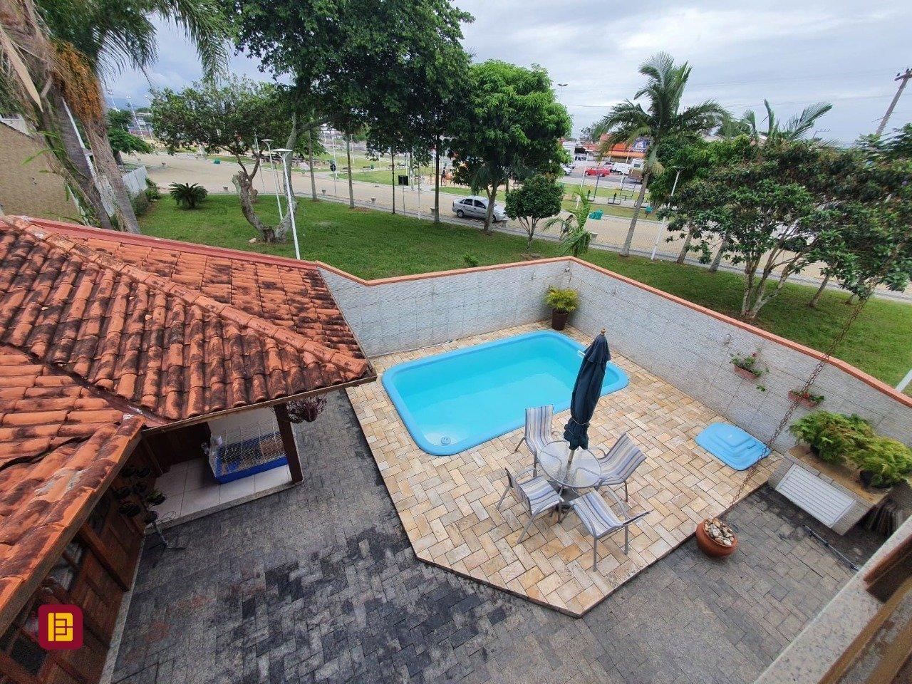 Casa com 370m², 5 quartos (sendo 1 suíte), 2 garagens, no bairro Carianos em Florianópolis