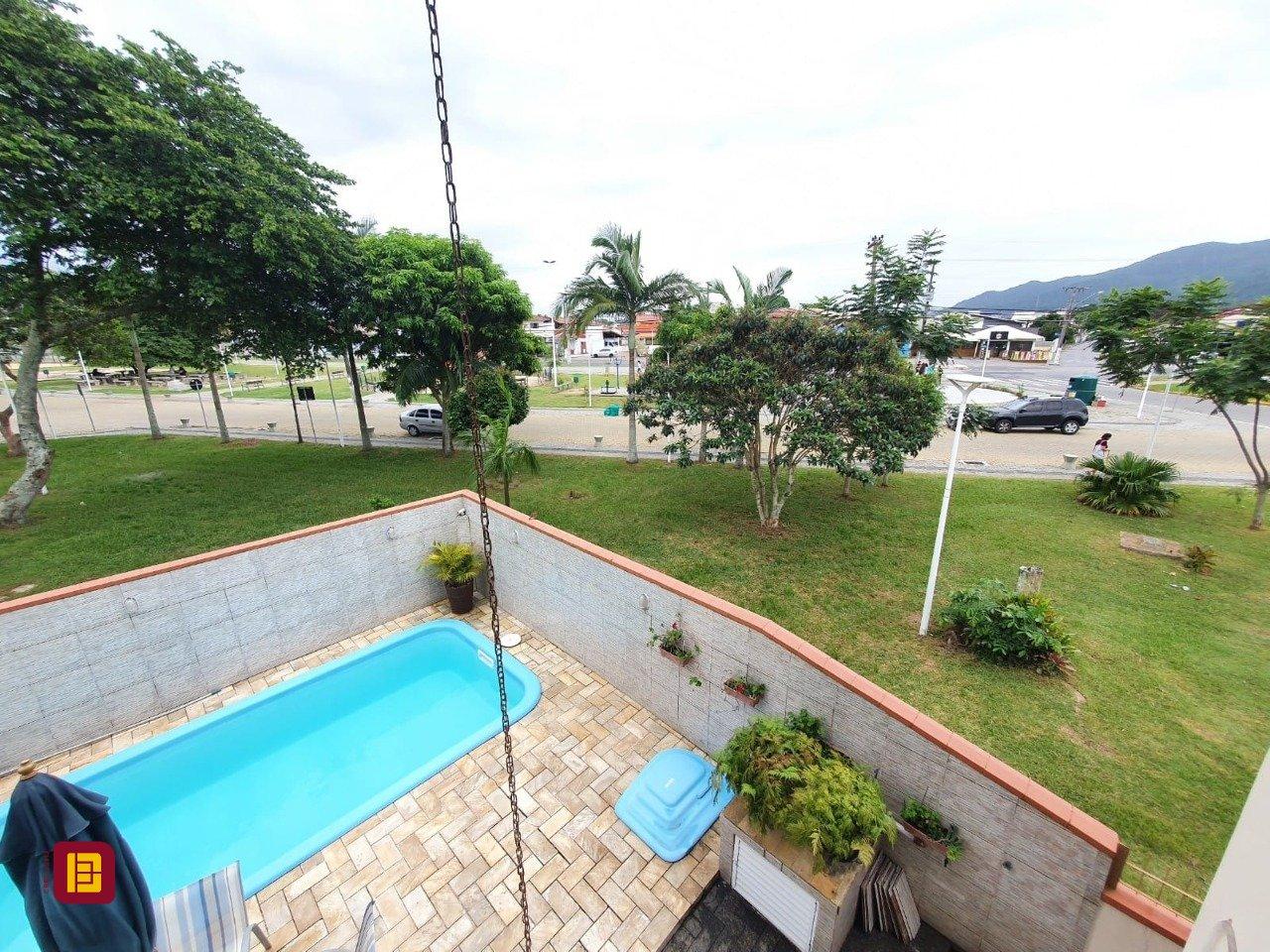 Casa com 370m², 5 quartos (sendo 1 suíte), 2 garagens, no bairro Carianos em Florianópolis