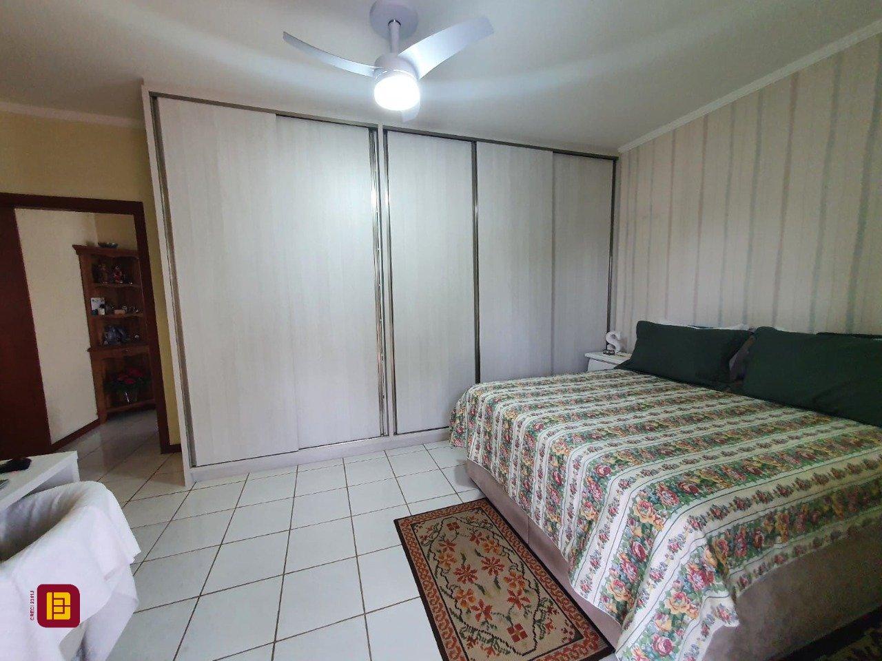 Casa com 370m², 5 quartos (sendo 1 suíte), 2 garagens, no bairro Carianos em Florianópolis