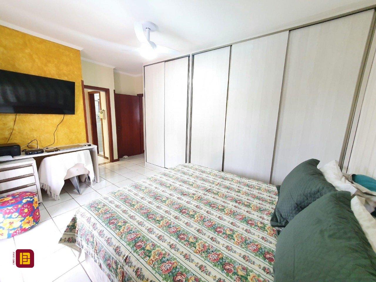 Casa com 370m², 5 quartos (sendo 1 suíte), 2 garagens, no bairro Carianos em Florianópolis