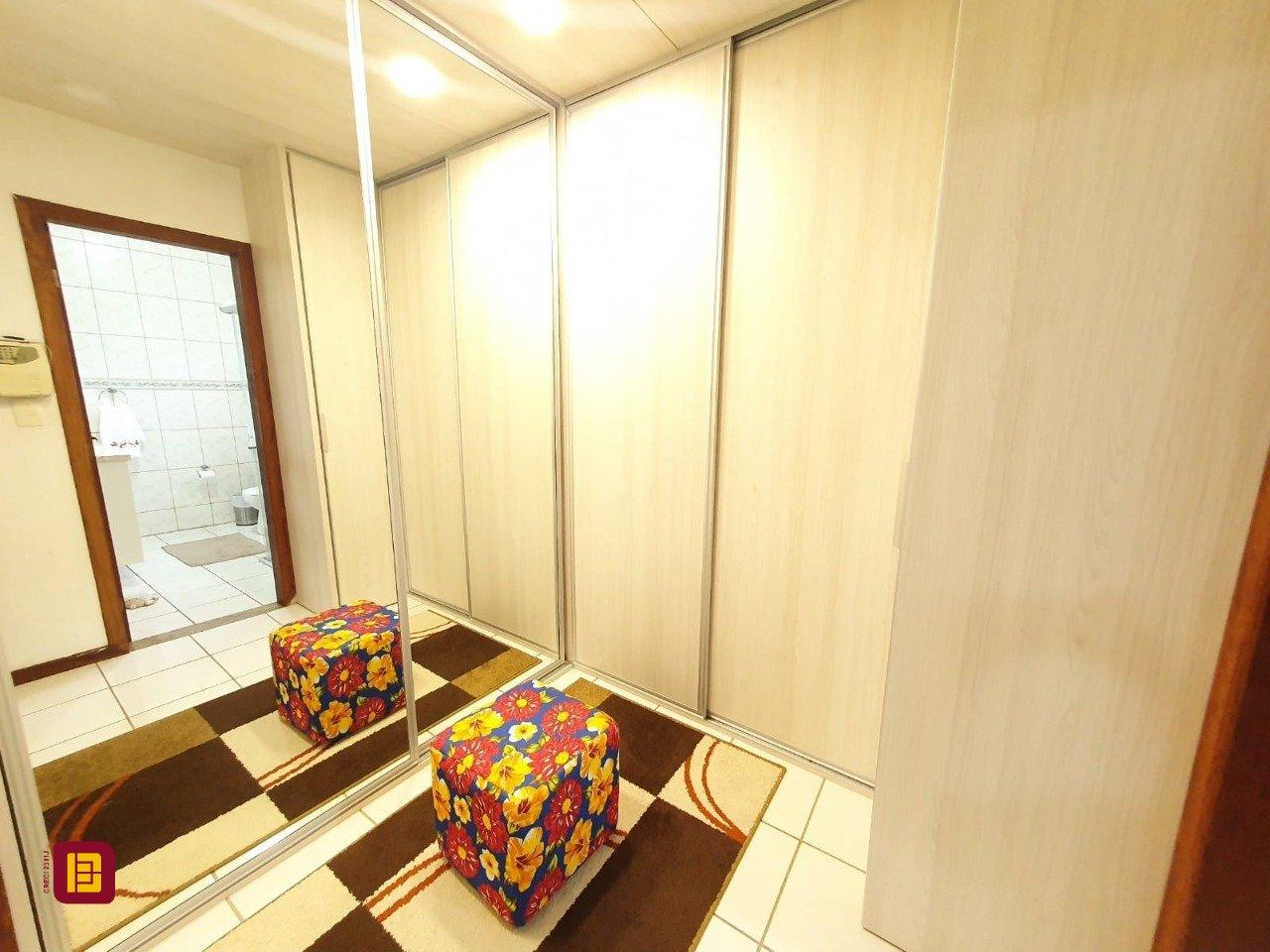 Casa com 370m², 5 quartos (sendo 1 suíte), 2 garagens, no bairro Carianos em Florianópolis