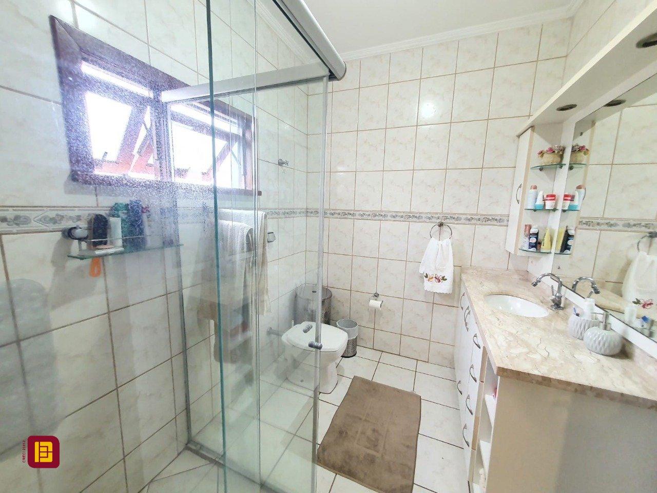 Casa com 370m², 5 quartos (sendo 1 suíte), 2 garagens, no bairro Carianos em Florianópolis