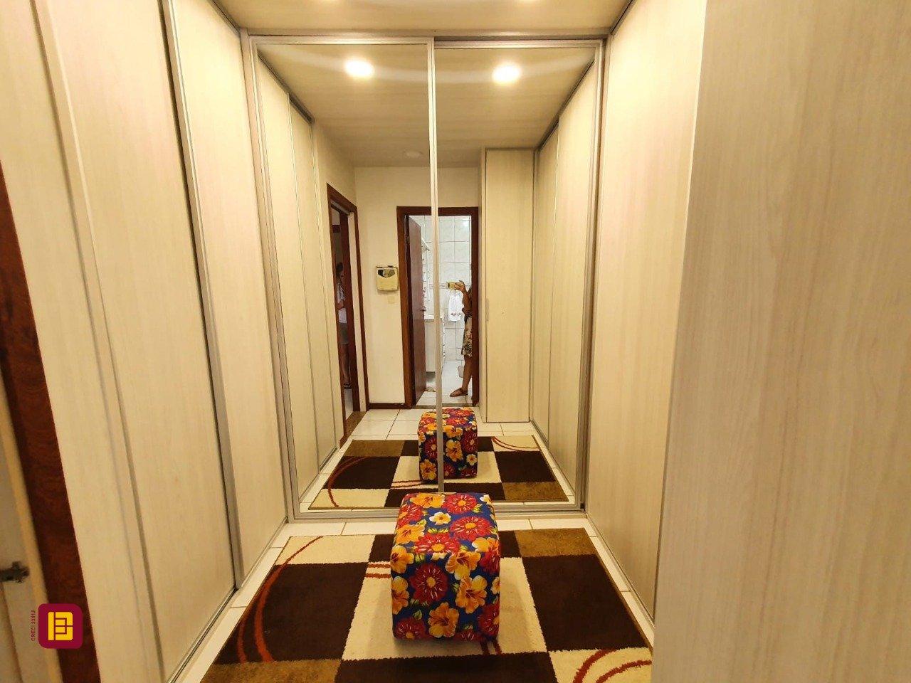 Casa com 370m², 5 quartos (sendo 1 suíte), 2 garagens, no bairro Carianos em Florianópolis