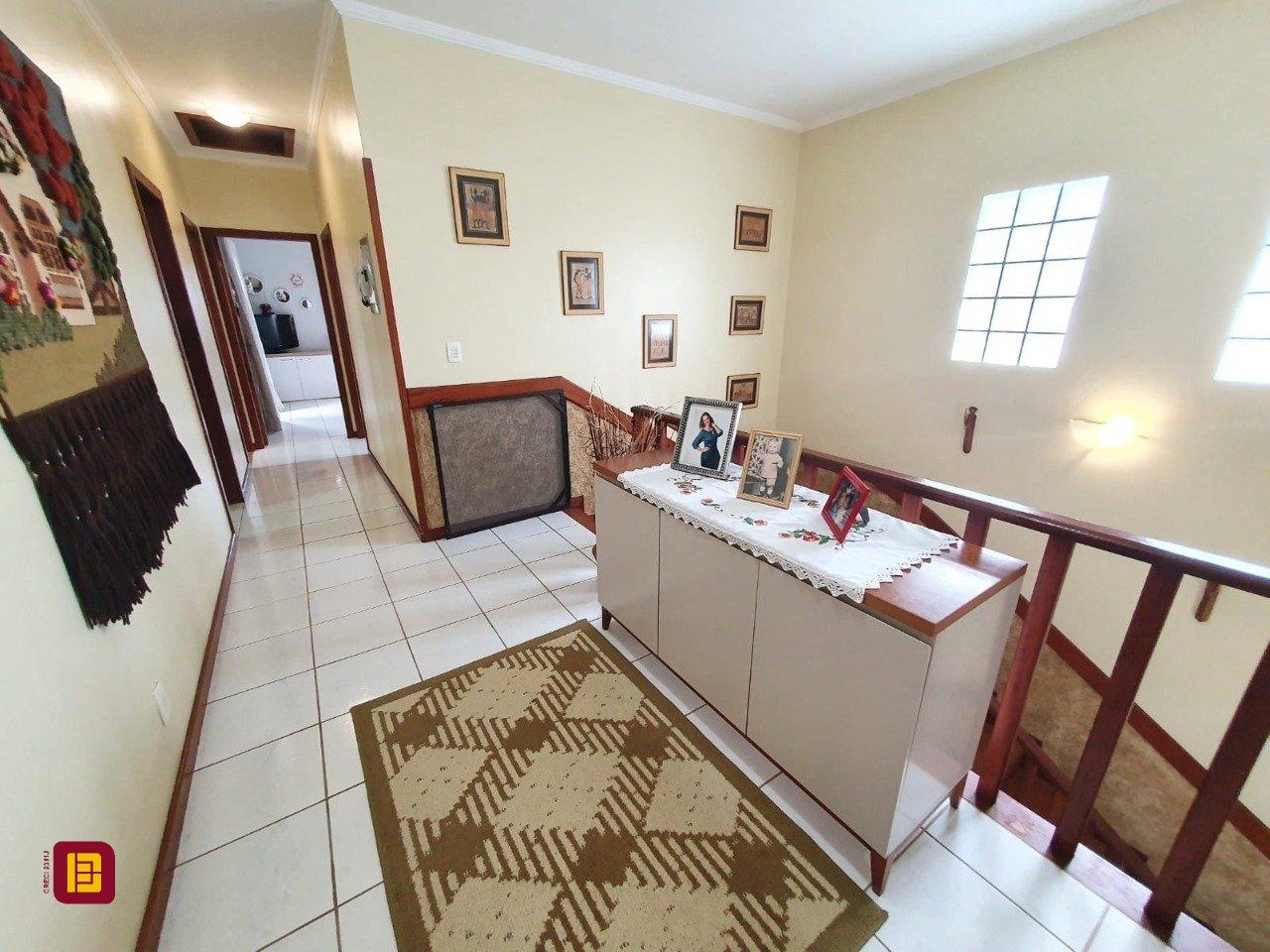Casa com 370m², 5 quartos (sendo 1 suíte), 2 garagens, no bairro Carianos em Florianópolis