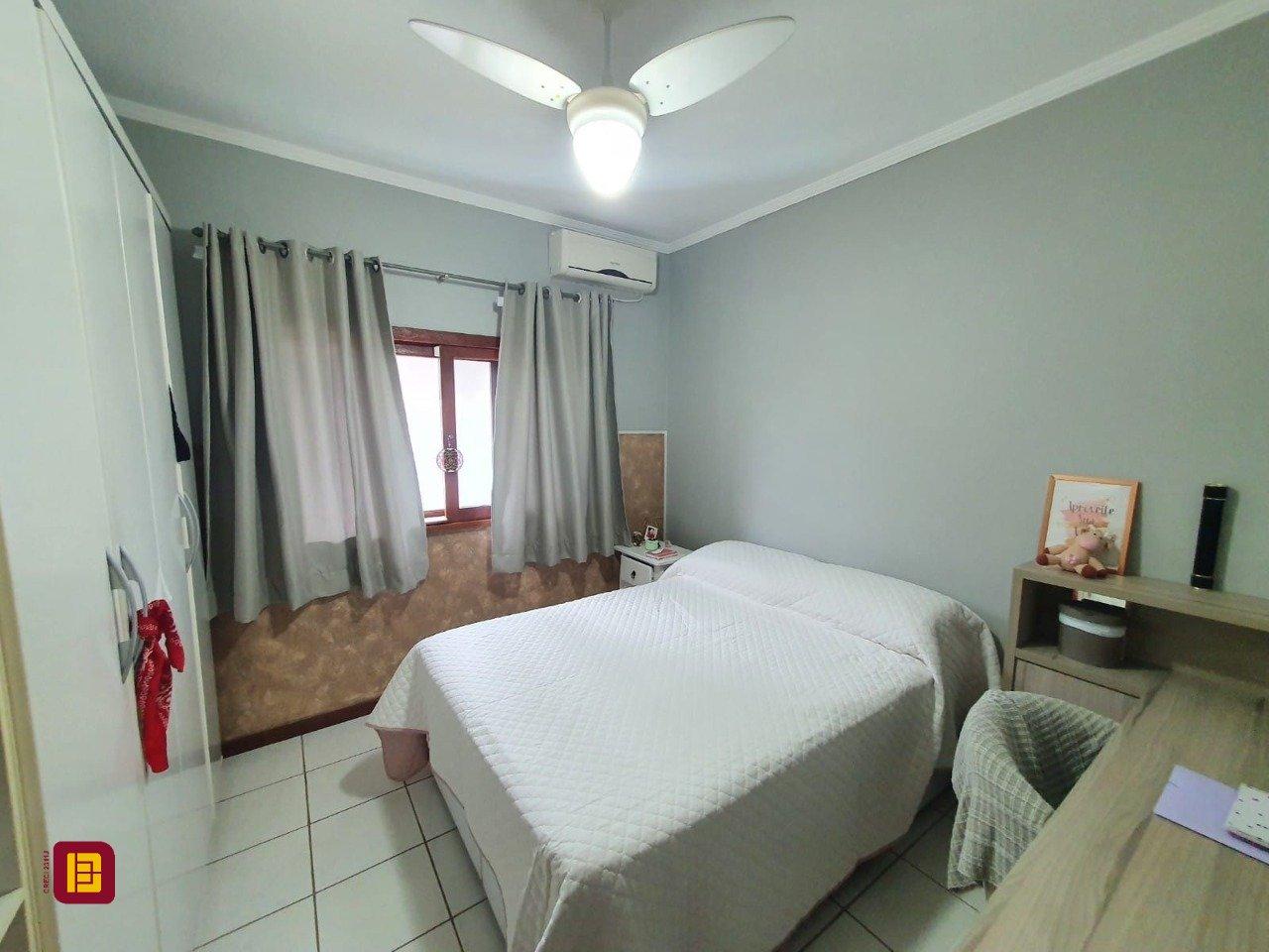 Casa com 370m², 5 quartos (sendo 1 suíte), 2 garagens, no bairro Carianos em Florianópolis