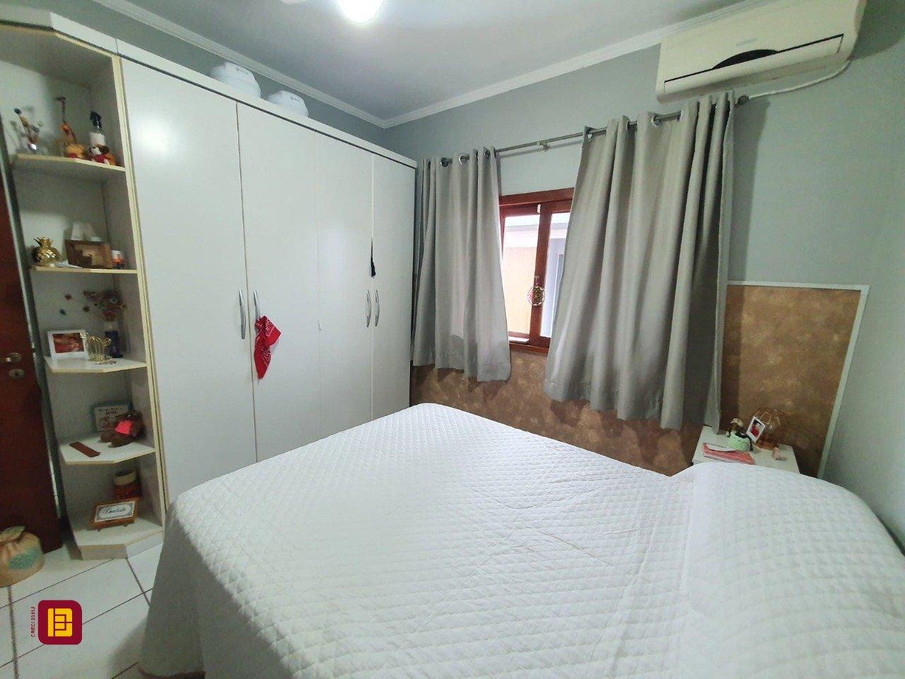 Casa com 370m², 5 quartos (sendo 1 suíte), 2 garagens, no bairro Carianos em Florianópolis