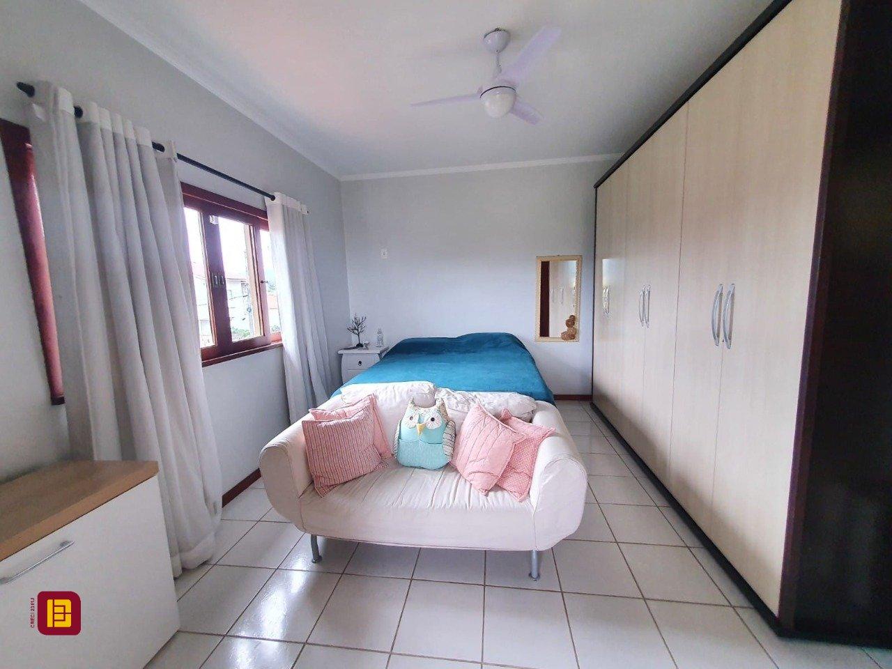 Casa com 370m², 5 quartos (sendo 1 suíte), 2 garagens, no bairro Carianos em Florianópolis