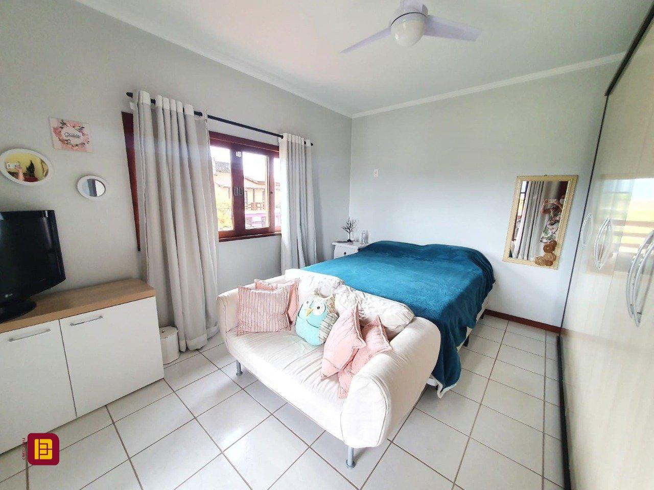 Casa com 370m², 5 quartos (sendo 1 suíte), 2 garagens, no bairro Carianos em Florianópolis