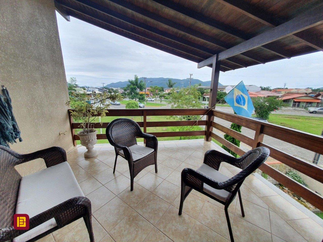 Casa com 370m², 5 quartos (sendo 1 suíte), 2 garagens, no bairro Carianos em Florianópolis