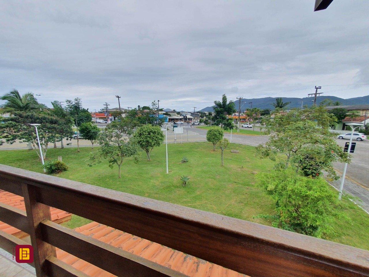 Casa com 370m², 5 quartos (sendo 1 suíte), 2 garagens, no bairro Carianos em Florianópolis