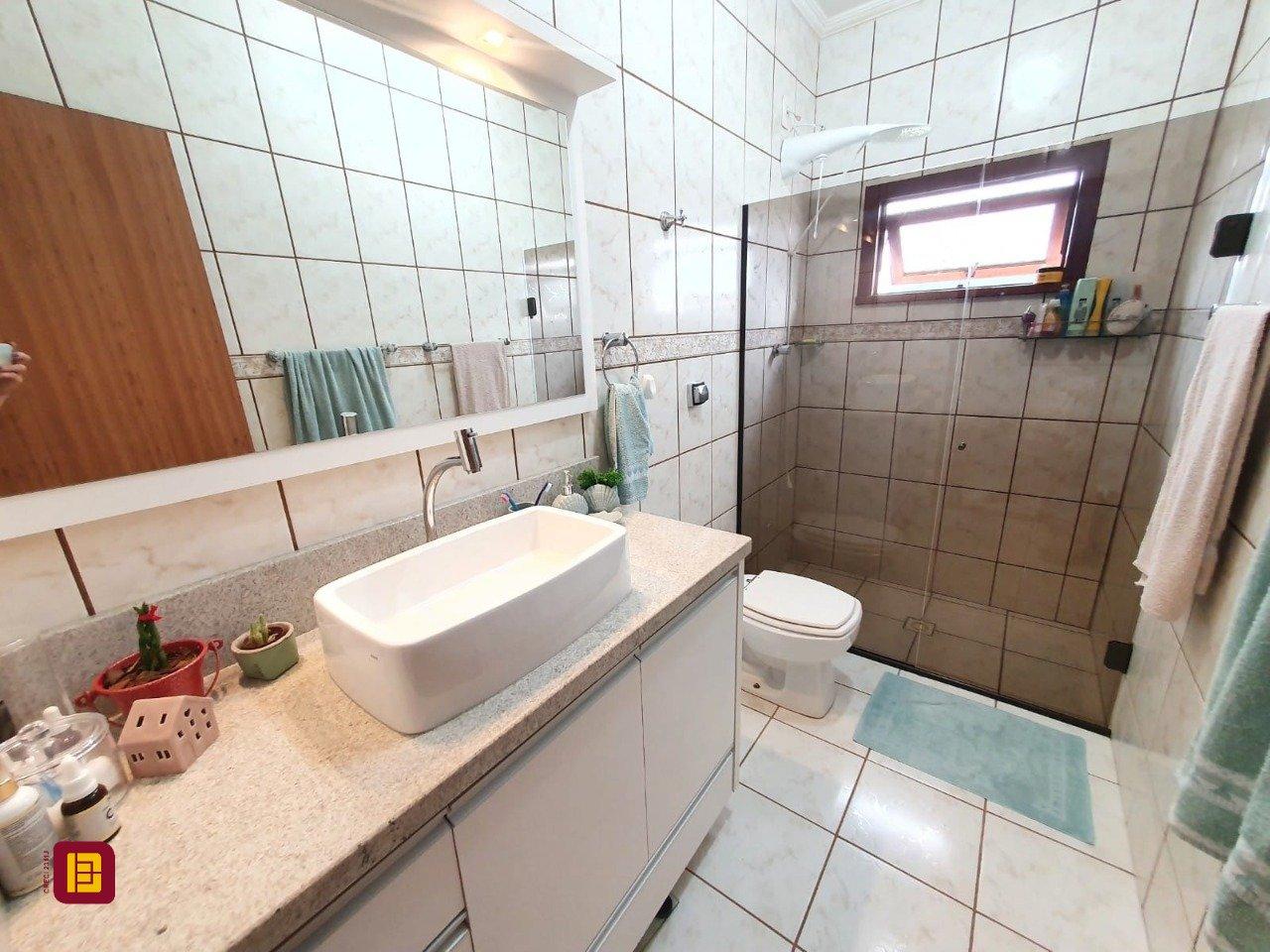 Casa com 370m², 5 quartos (sendo 1 suíte), 2 garagens, no bairro Carianos em Florianópolis
